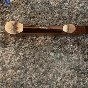 Hourglass Veil Dual Sided Powder Brush